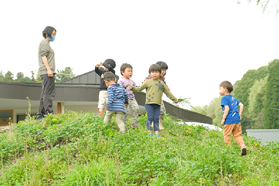 ありんこ保育園 保育方針 自然の中で思いっきり身体を使って遊びます